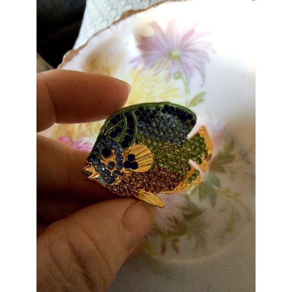 NWT Rhinestone Fish Brooch Pin 2” Gold Multi Color Rhinestone Fish - Picture 8 of 16